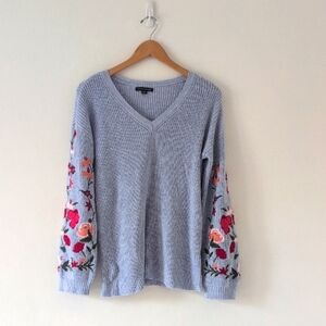 American Eagle Boho Baggy Floral Embroidered Light Blue V-Neck Sweater Small
